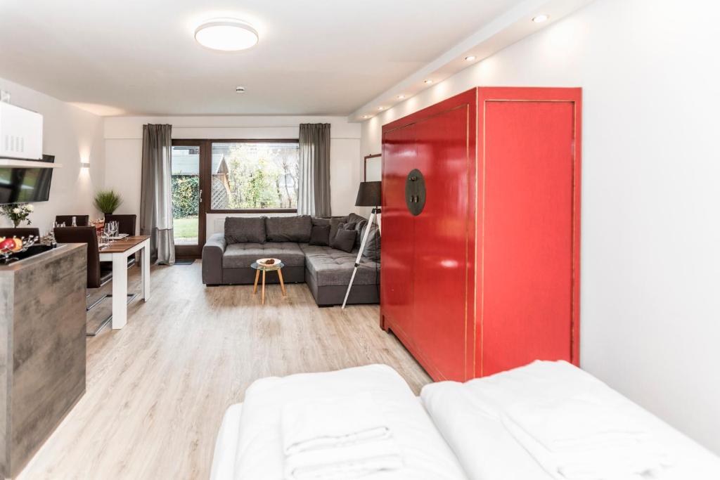 czerwona szafka w salonie z kanapą w obiekcie Smart Resorts Haus Rubin Ferienwohnung 102 w mieście Winterberg