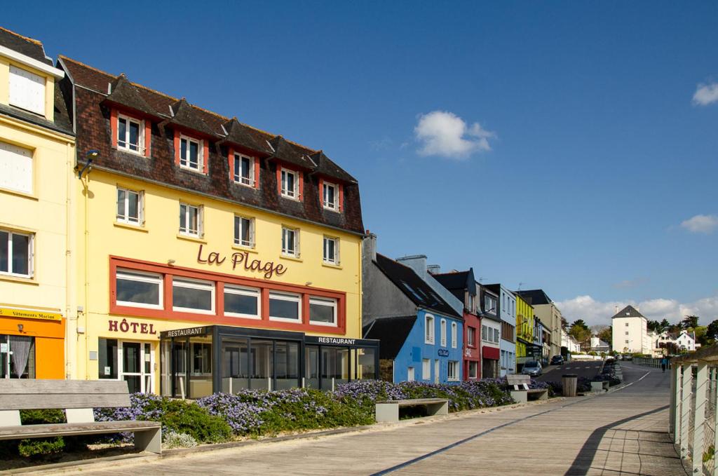 a street in a small town with buildings at Hôtel & Restaurant de la Plage in Crozon