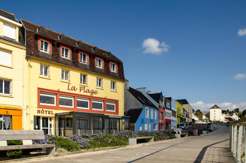 una calle en una pequeña ciudad con edificios en Hôtel & Restaurant de la Plage, en Crozon