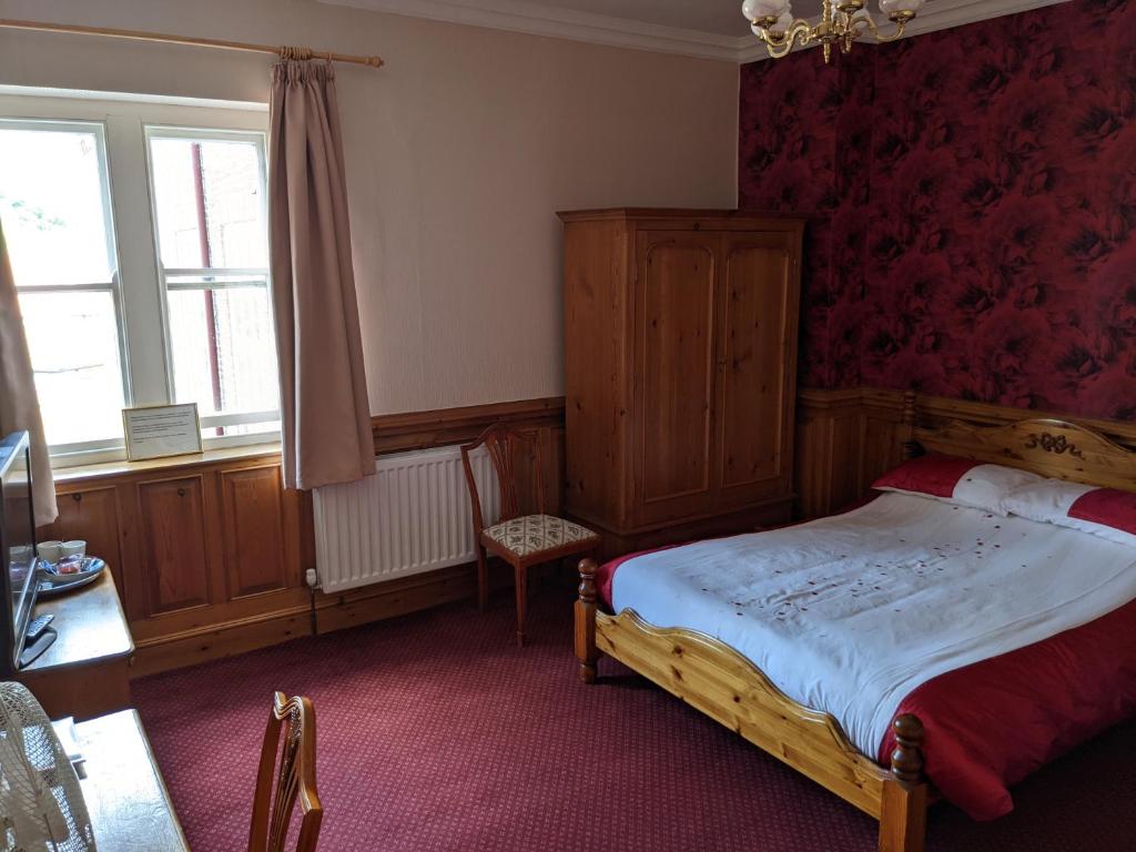 The Londesborough Arms bar with en-suite rooms - Triple Room - Upper Floor