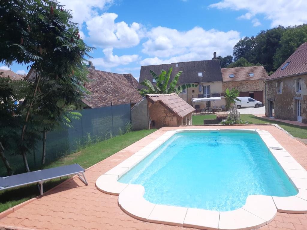 una piscina nel cortile di una casa di LE POTAGER 