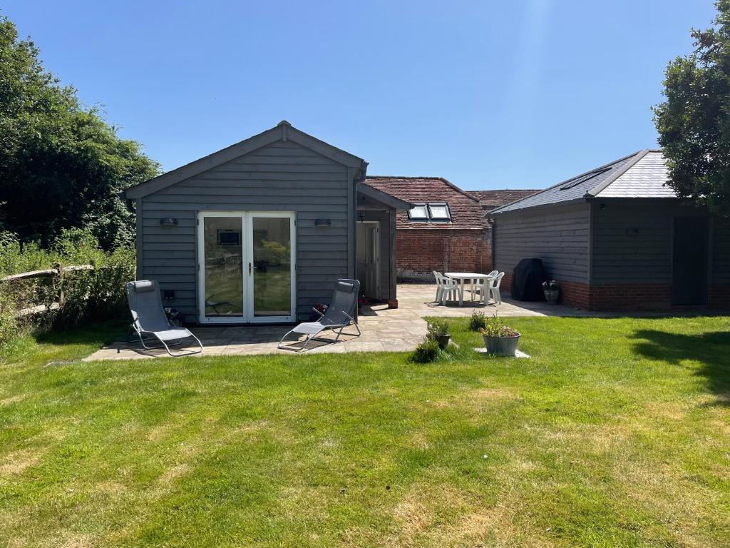 a backyard with two chairs and a picnic table at The Boat House in Chichester