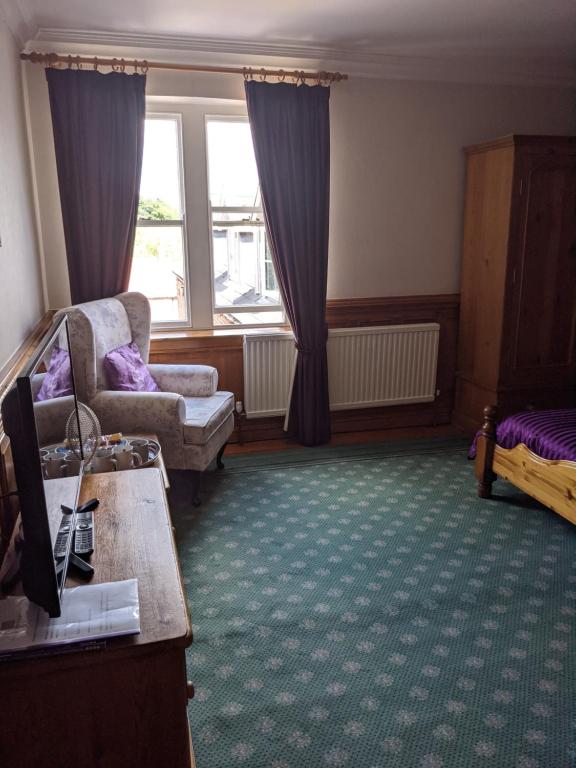The Londesborough Arms bar with en-suite rooms - Standard Triple Room