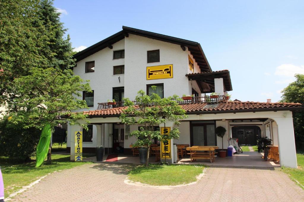 Budova, kde se apartmán nachází