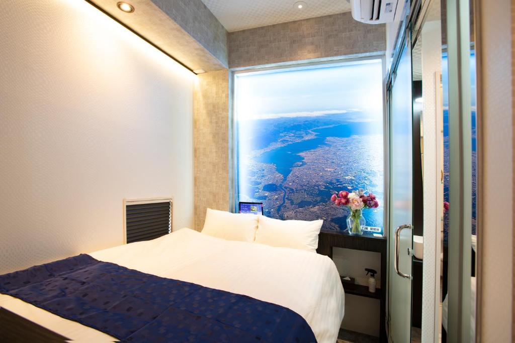 Postel nebo postele na pokoji v ubytování Hotel Xcell Hiroshima Nagarekawa