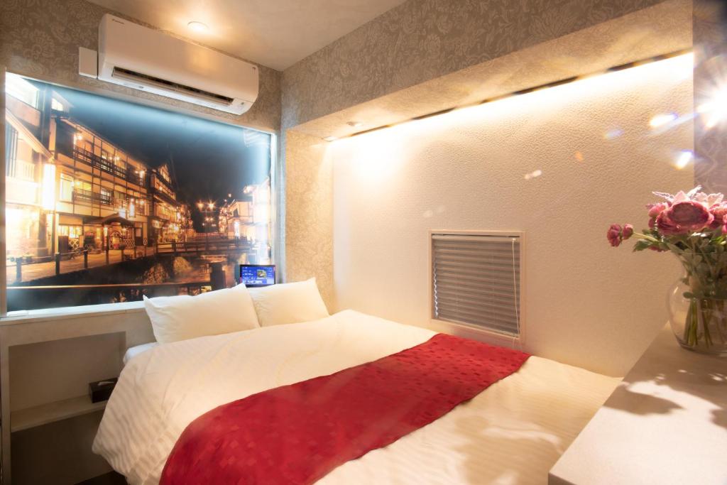 Postel nebo postele na pokoji v ubytování Hotel Xcell Hiroshima Nagarekawa