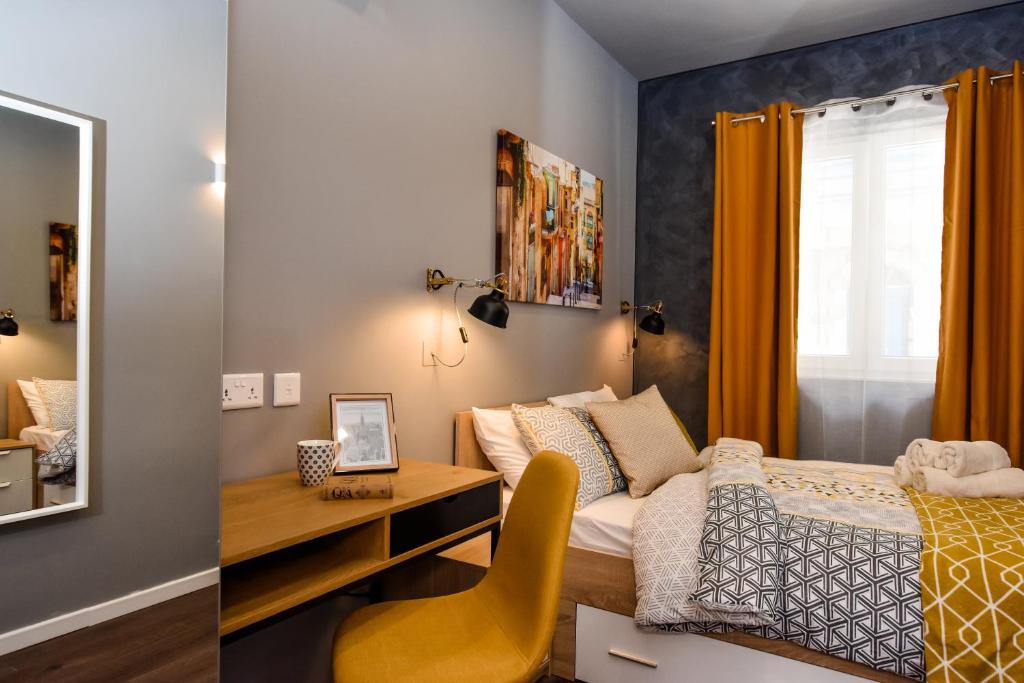 Postel nebo postele na pokoji v ubytování Cosy Albert's Seaside Suites (Sliema)