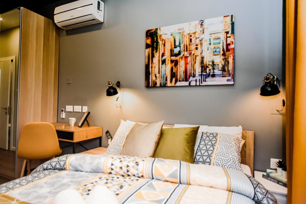 Postel nebo postele na pokoji v ubytování Cosy Albert's Seaside Suites (Sliema)