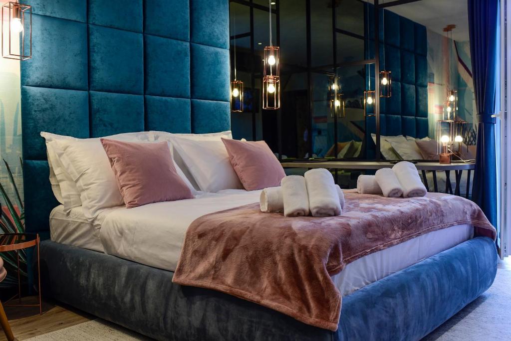 een groot bed met twee kussens erop bij The Lion Rooms in Zadar