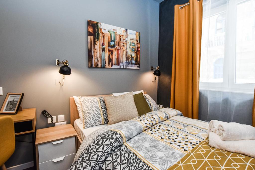 Postel nebo postele na pokoji v ubytování Cosy Albert's Seaside Suites (Sliema)