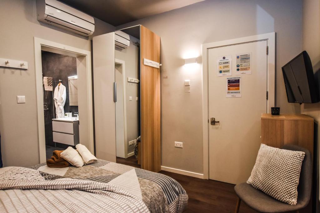 Postel nebo postele na pokoji v ubytování Cosy Albert's Seaside Suites (Sliema)