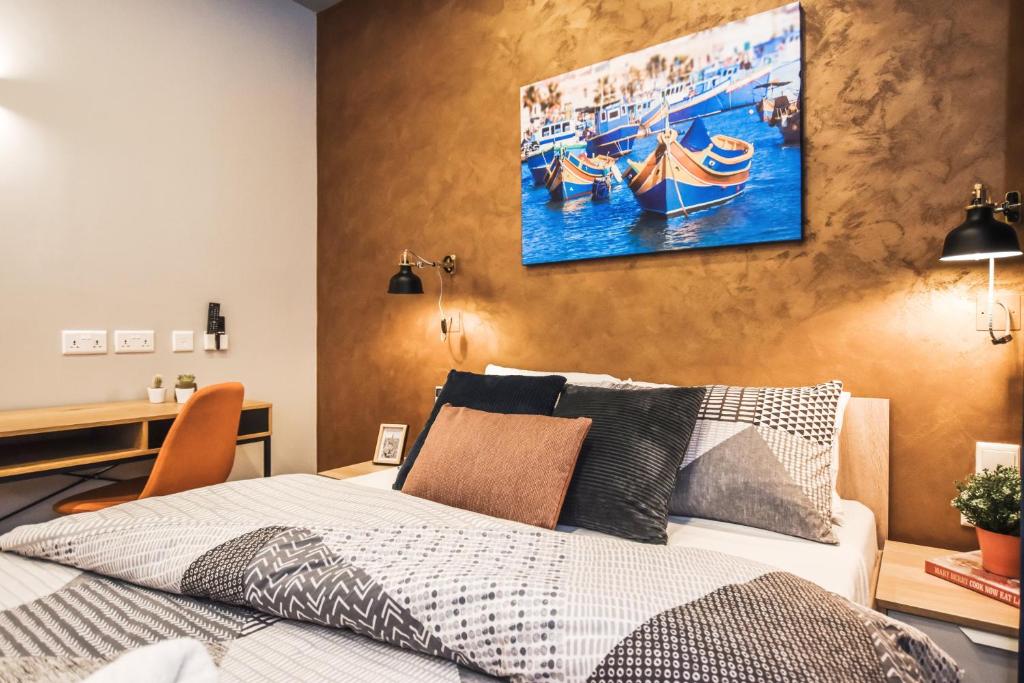 Postel nebo postele na pokoji v ubytování Cosy Albert's Seaside Suites (Sliema)