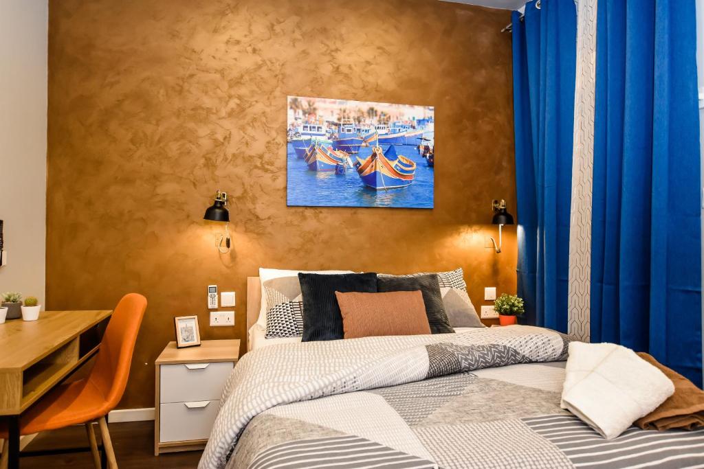 Postel nebo postele na pokoji v ubytování Cosy Albert's Seaside Suites (Sliema)