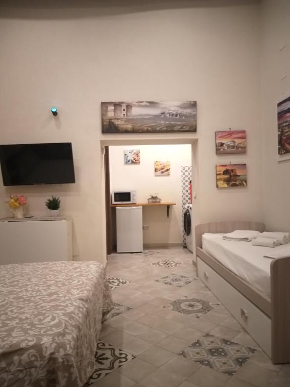 Cette chambre comprend deux lits et un bureau. dans l'établissement La Castellina, à Naples