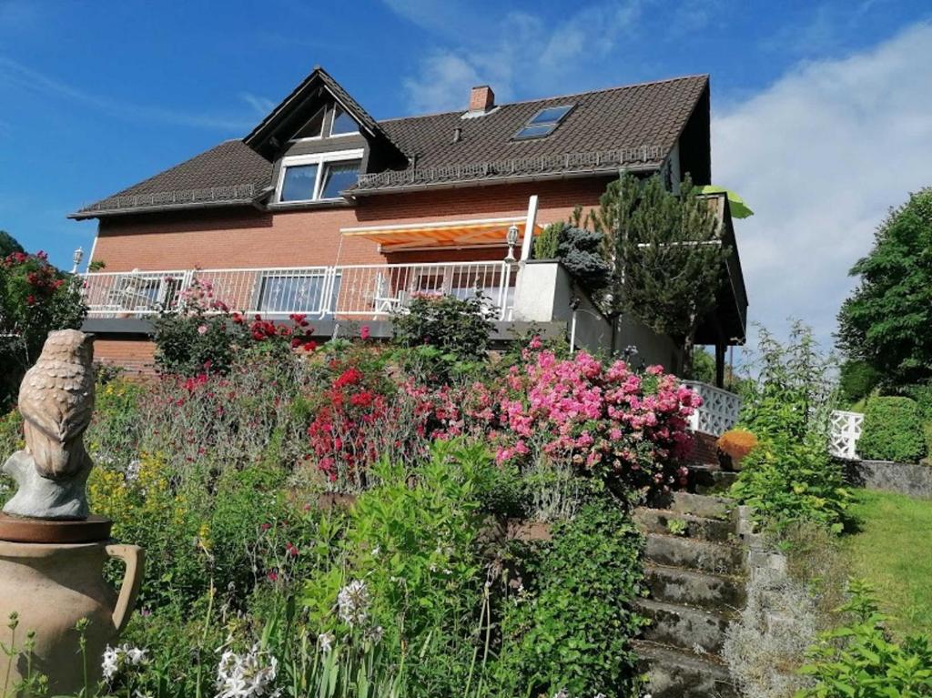 a house with a garden in front of it at Ferienwohnung Schaefer in Heppenheim an der Bergstrasse