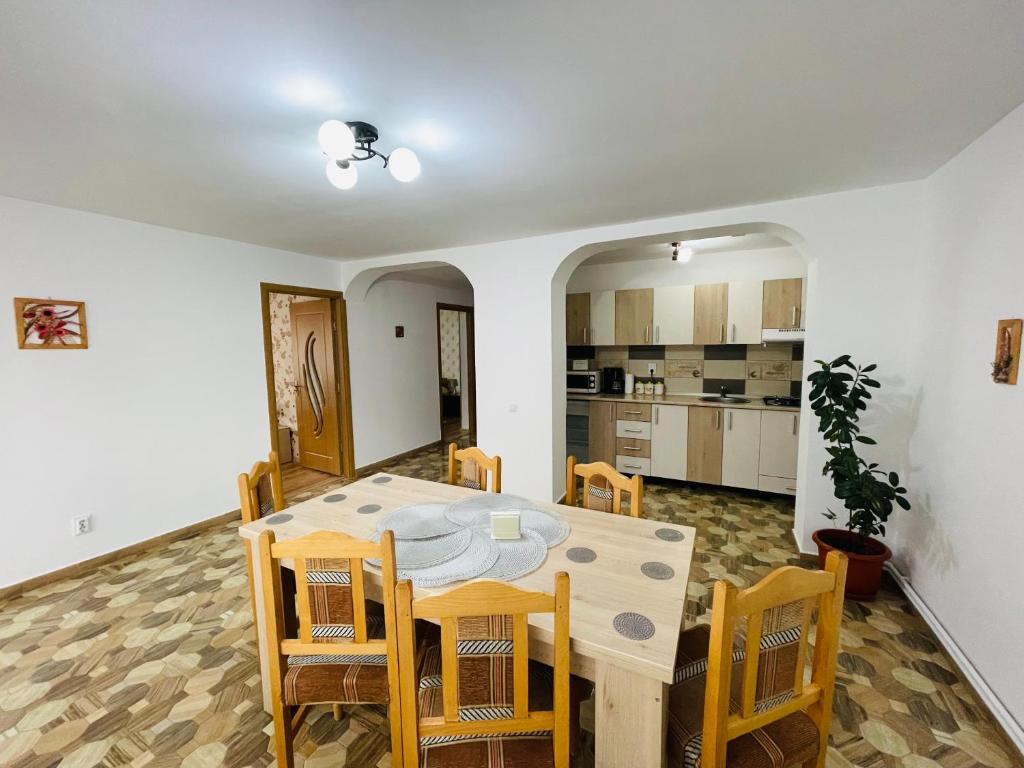a kitchen and dining room with a table and chairs at Apartament Bușteni in Buşteni