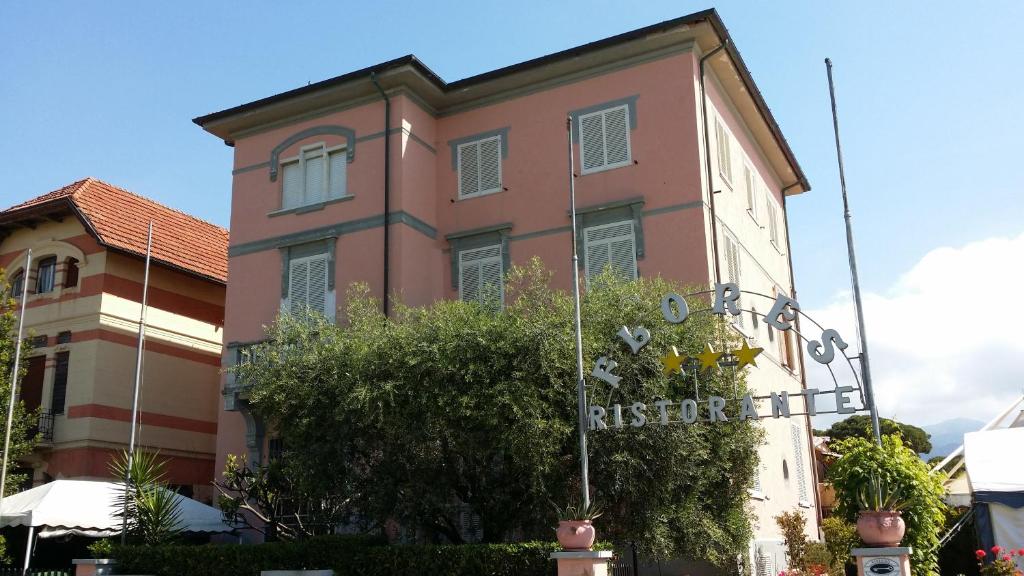 un edificio con una señal delante de él en Hotel Villa Flores, en Marina di Pietrasanta