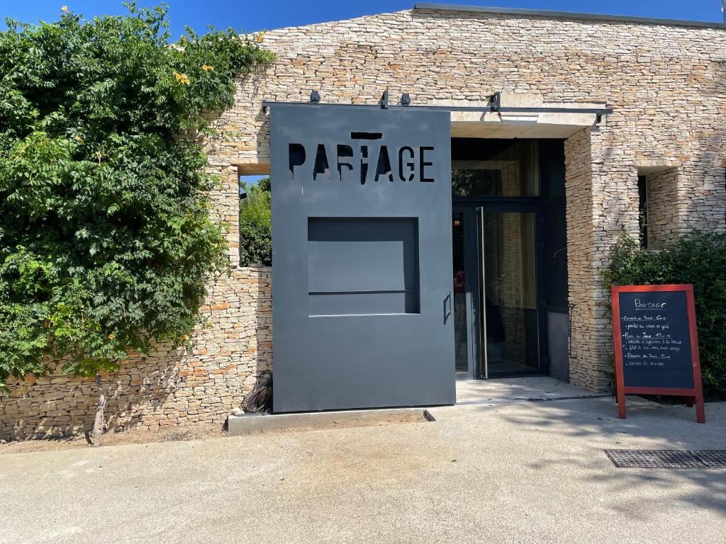 Imagem da galeria de Logis NIMOTEL Hôtel Cosy em Nîmes