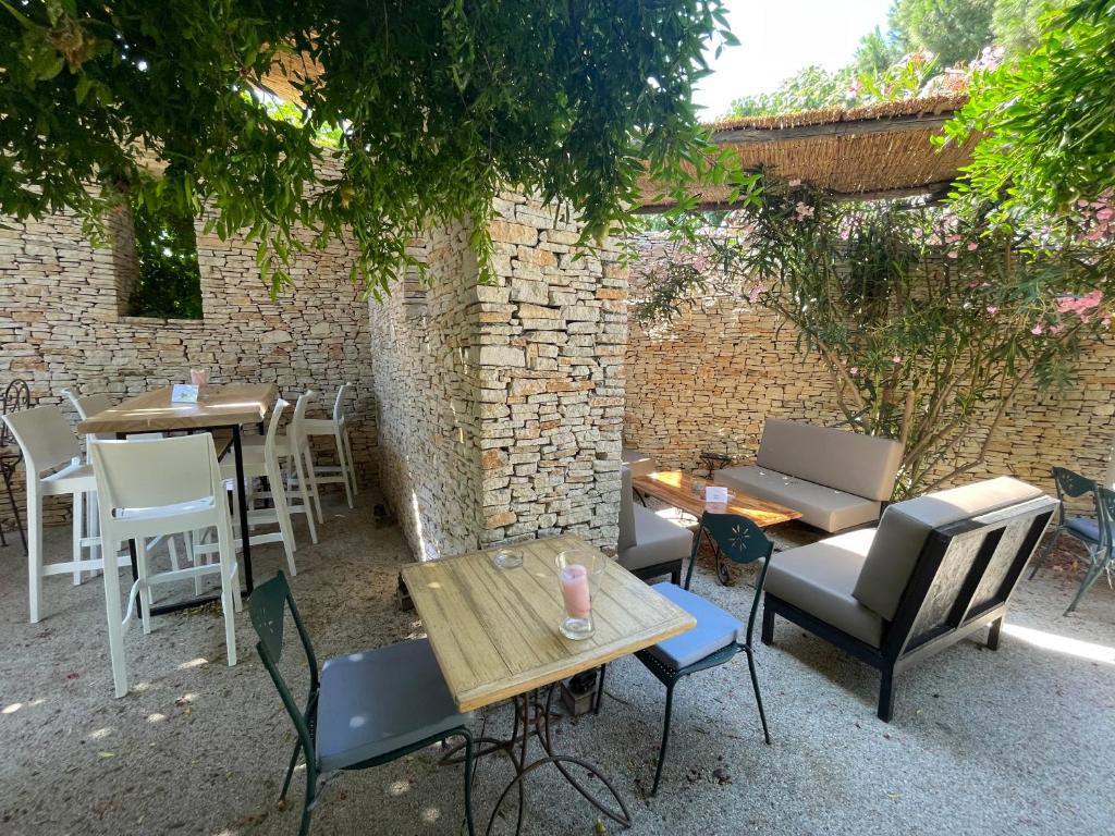 Um pátio ou outra área exterior em Logis NIMOTEL Hôtel Cosy