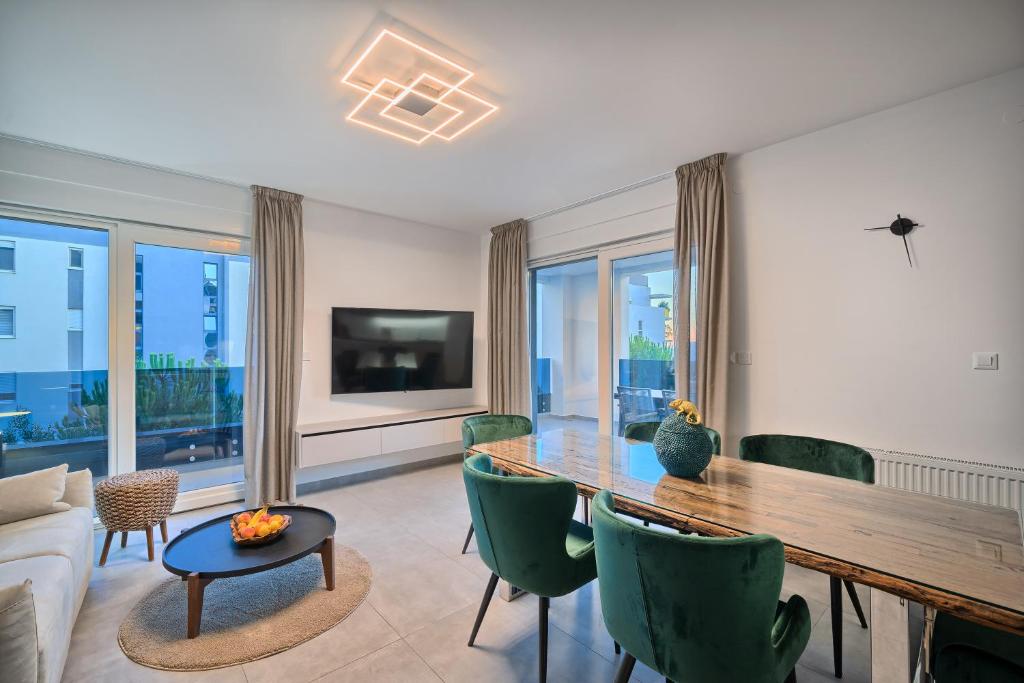 Liberty Living Apartments - Luxury Three-Bedroom Apartment With Sea View