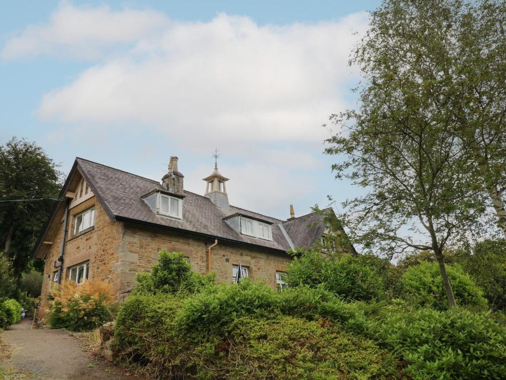 une ancienne maison en briques avec une croix au-dessus dans l'établissement Bethany A, à Curbar