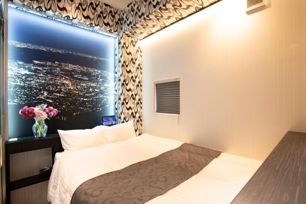 Postel nebo postele na pokoji v ubytování Hotel Xcell Hiroshima Nagarekawa