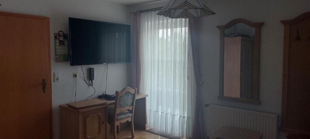 TV a/nebo společenská místnost v ubytování Hotel Pension Am Engelsberg