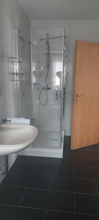 Koupelna v ubytování Hotel Pension Am Engelsberg