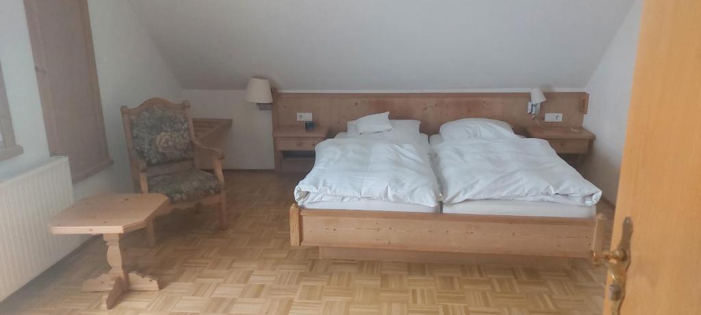 Postel nebo postele na pokoji v ubytování Hotel Pension Am Engelsberg
