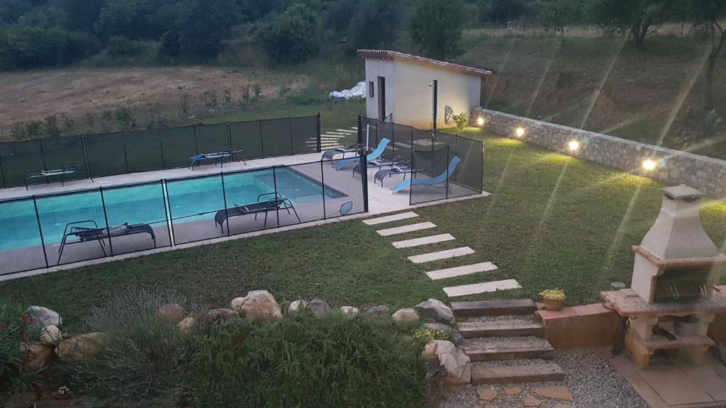 Bazén v ubytování Allotjatments Can Servosa nebo v jeho okolí