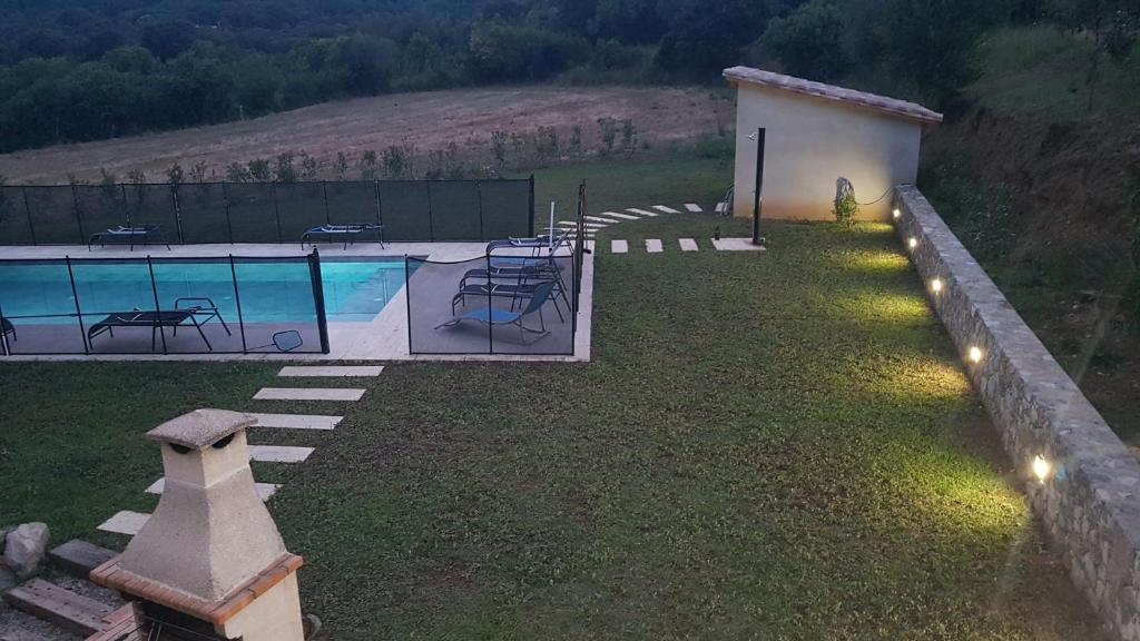 Bazén v ubytování Allotjatments Can Servosa nebo v jeho okolí