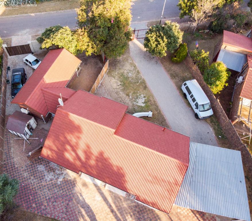 een uitzicht op een gebouw met een auto op een parkeerplaats bij Waterfall View Lodge in Midrand