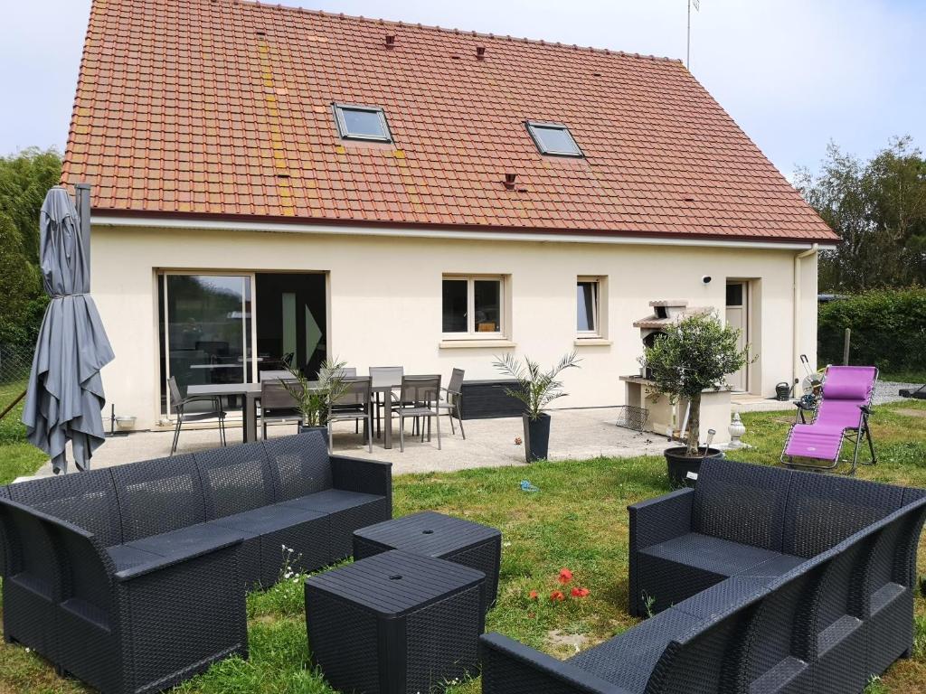 ein Haus mit schwarzen Möbeln im Hof in der Unterkunft VENT DE FOLIE in Le Crotoy