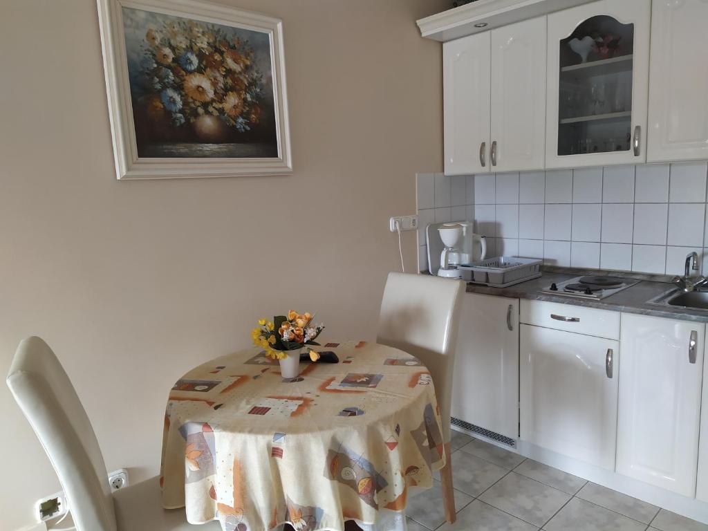 A kitchen or kitchenette at Ildiko Appertements