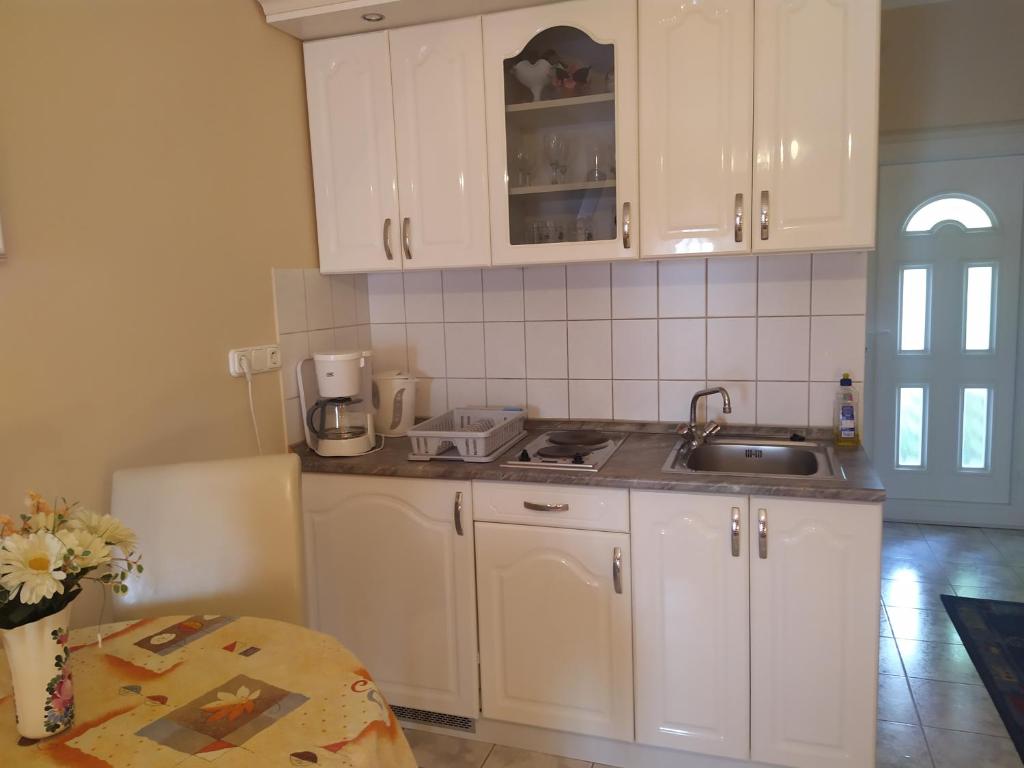 A kitchen or kitchenette at Ildiko Appertements