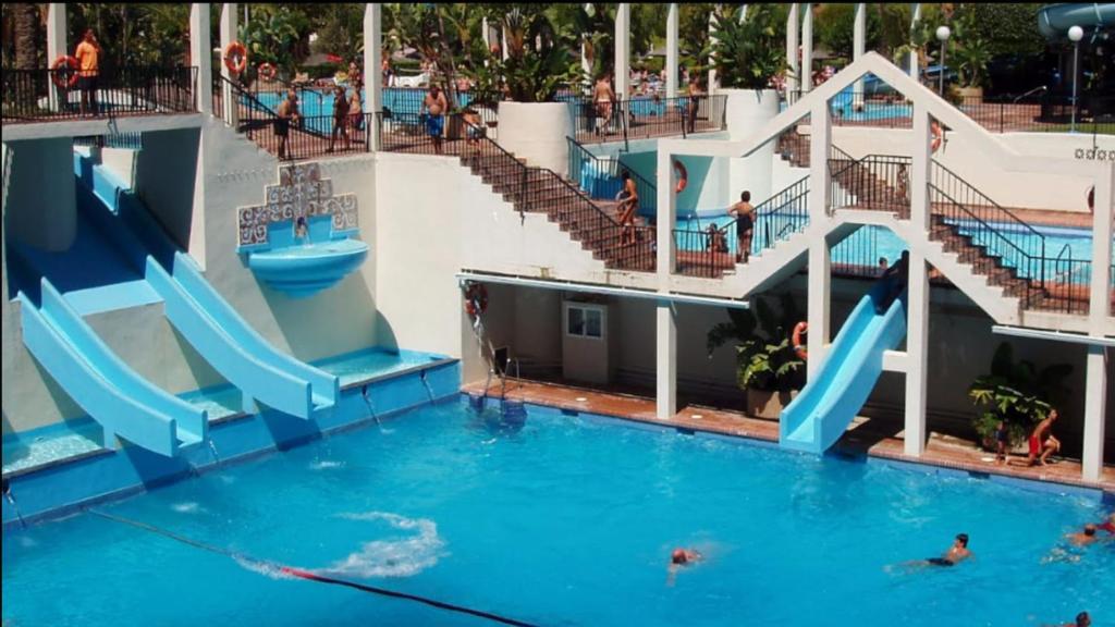 Bazén v ubytovaní Benalbeach, estudio en primera línea de playa alebo v jeho blízkosti
