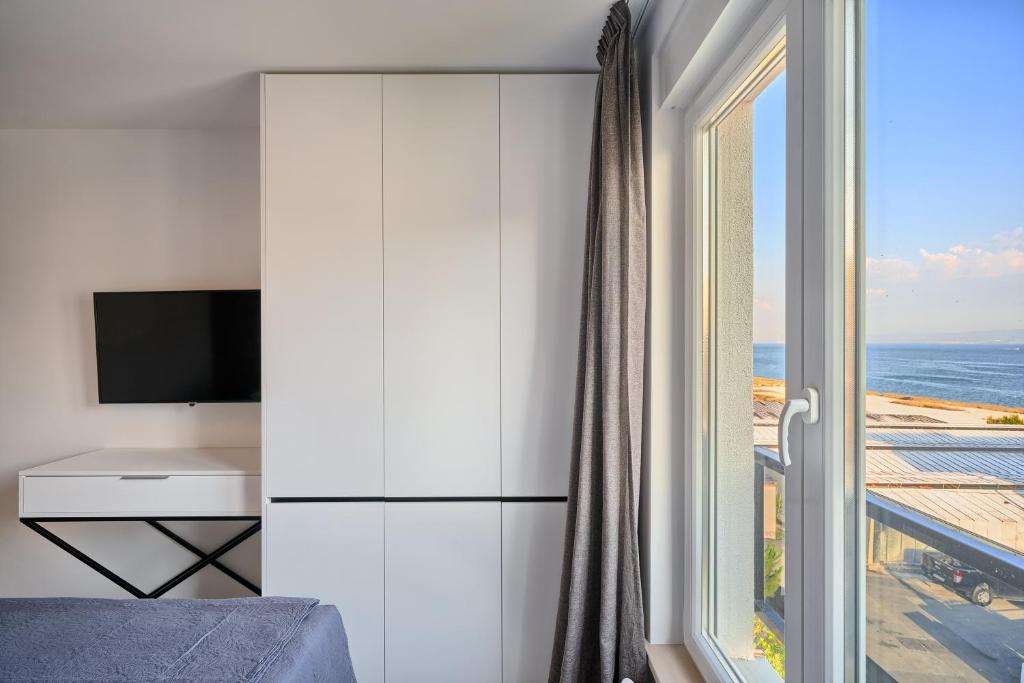 Liberty Living Apartments - Luxury Three-Bedroom Apartment With Sea View