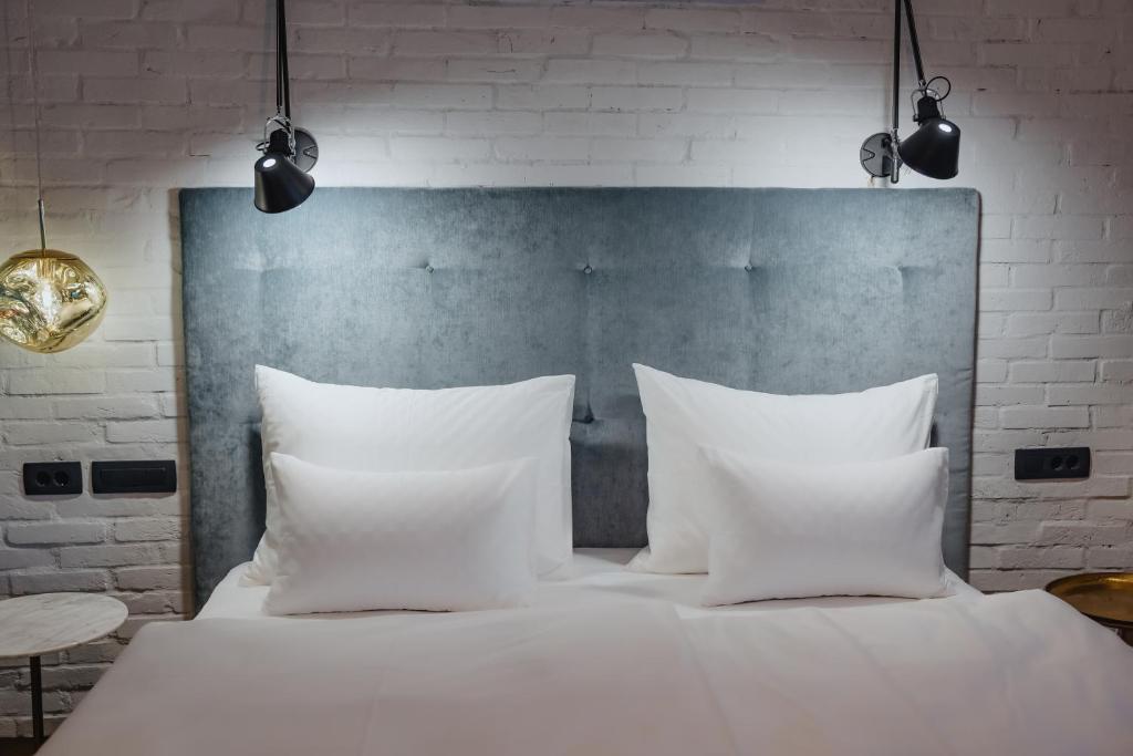 Postel nebo postele na pokoji v ubytování ONE66 Hotel