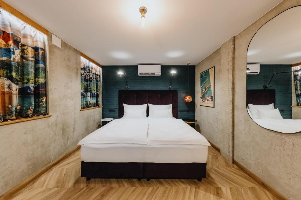 Postel nebo postele na pokoji v ubytování ONE66 Hotel