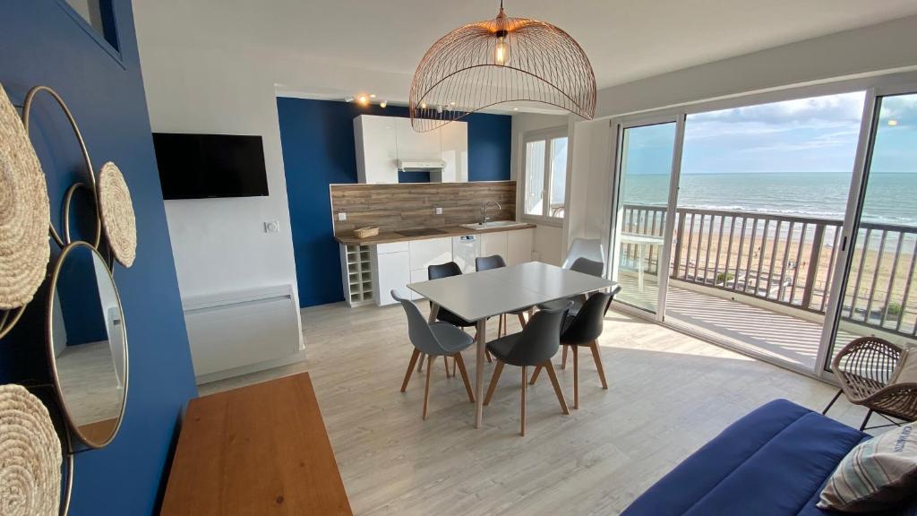 a kitchen and dining room with a view of the ocean at Appartement 3 chambres, panoramique vue océan in Saint-Jean-de-Monts