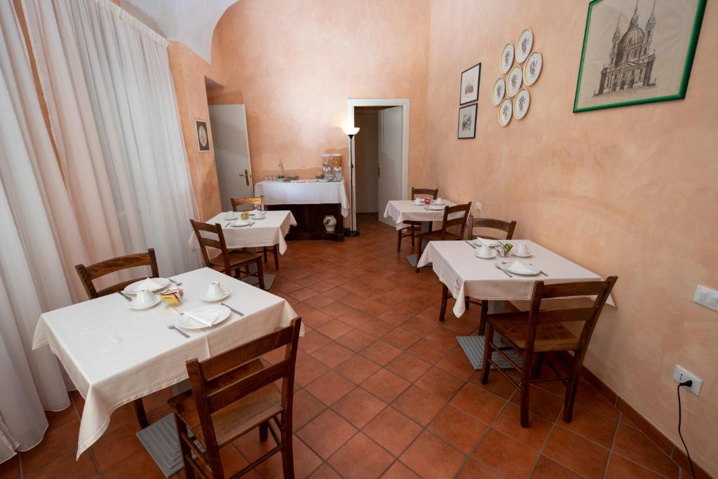 Fotografia z galérie ubytovania Albergo dell'Academia v destinácii Mondovì