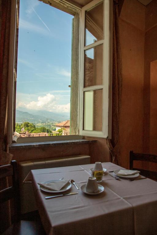 Fotografia z galérie ubytovania Albergo dell'Academia v destinácii Mondovì