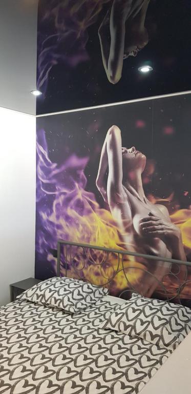 une peinture d'une femme sur un mur dans l'établissement Studio Naturiste 