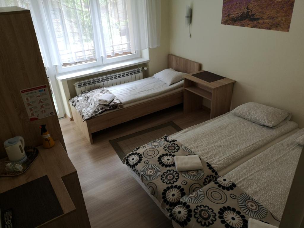 Łóżko lub łóżka w pokoju w obiekcie Willa pod Antałówką