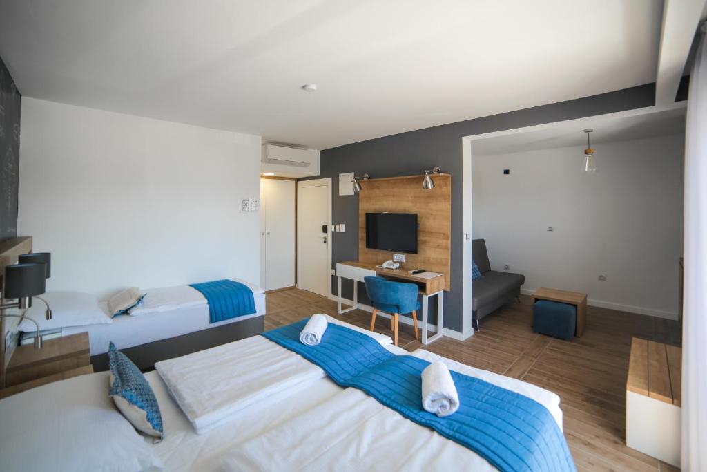 TV a/nebo společenská místnost v ubytování HOTEL IVANDO - K&S