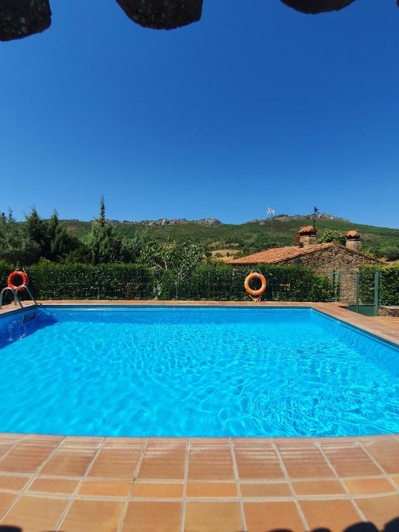 Piscina en o cerca de El Jiniebro Turismo Rural