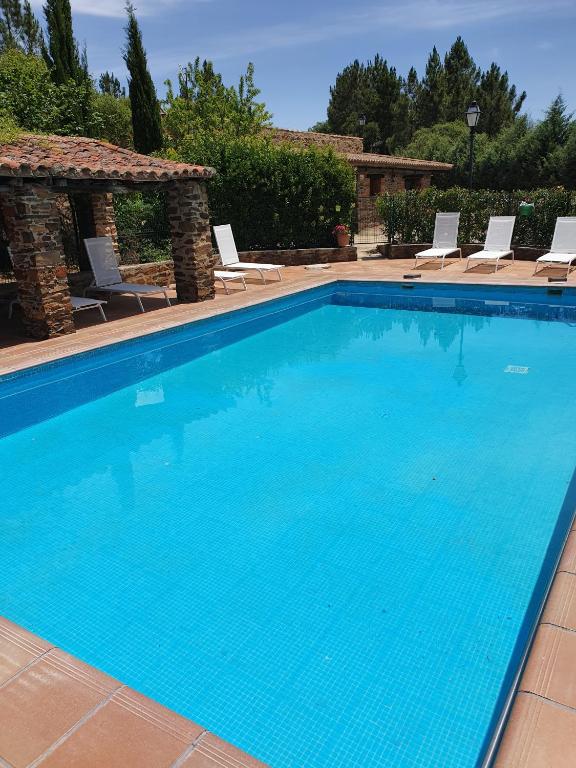 Piscina en o cerca de El Jiniebro Turismo Rural