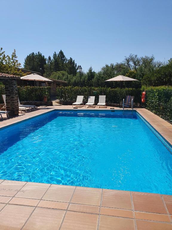 Piscina en o cerca de El Jiniebro Turismo Rural