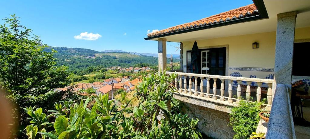 einen Balkon eines Hauses mit Stadtblick in der Unterkunft VILLA CATARINA · XuresVillas in Lobios