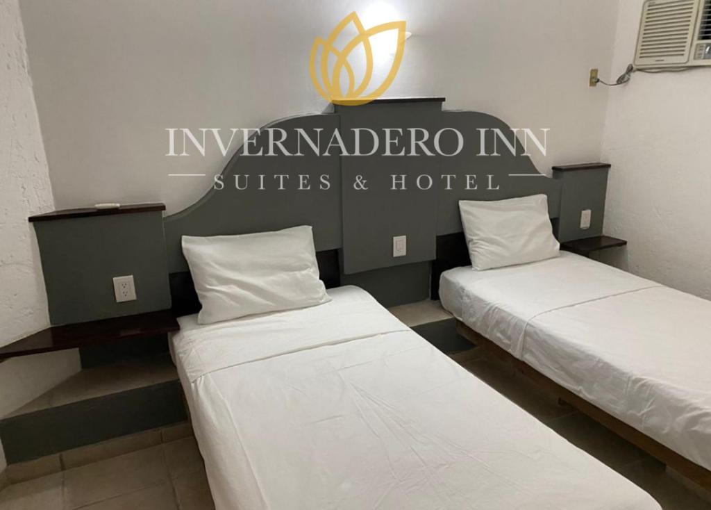 Postel nebo postele na pokoji v ubytování Invernadero Inn